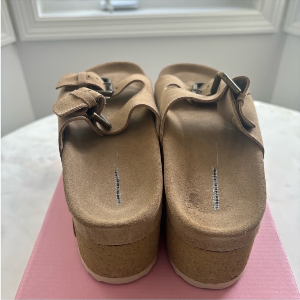 EUC. Size 8. Tan Platform Sandals with Buckle Detail.  Sexy. Cute. Comfortable - Picture 8 of 9